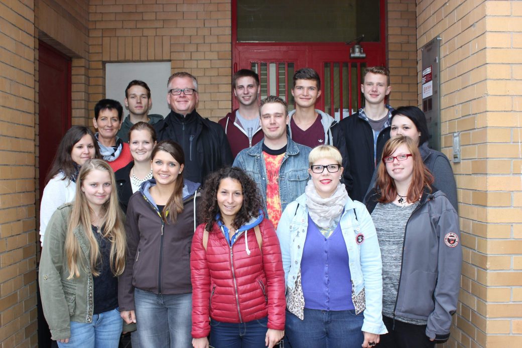 Junge Tafelhelfer auf dem „Familienfoto“