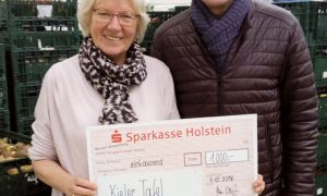 Margot Thode übernimmt den Scheck der Fa. Thomas Voigt Dentaltechnik GmbH