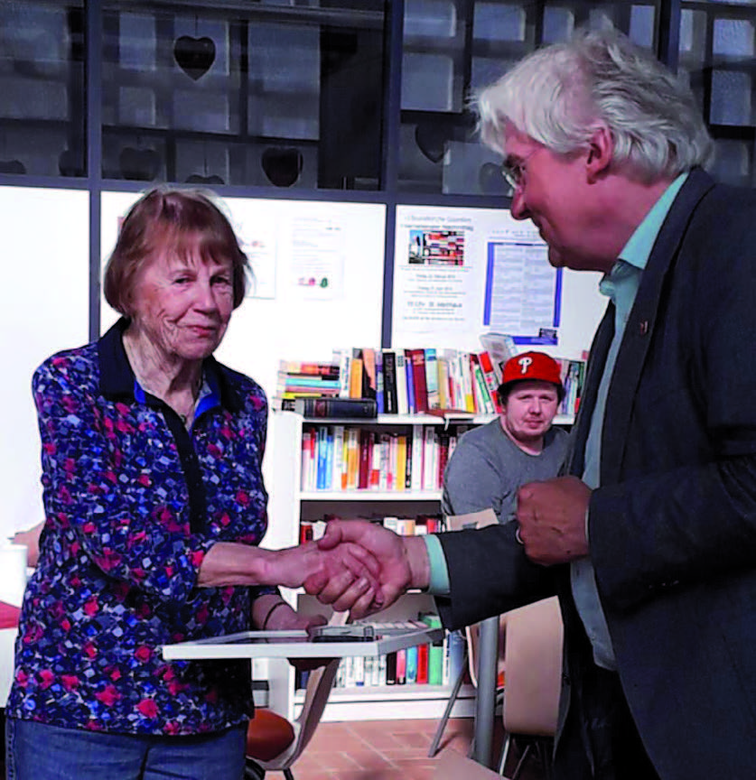 Gerda Schilling erhält die goldene Ehrennadel
