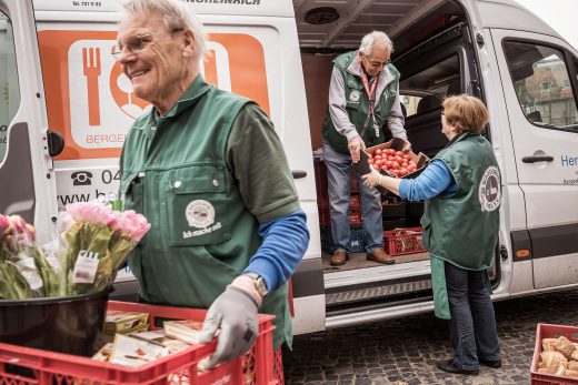 Mitarbeiter beim Be- und Entladen des Transporters