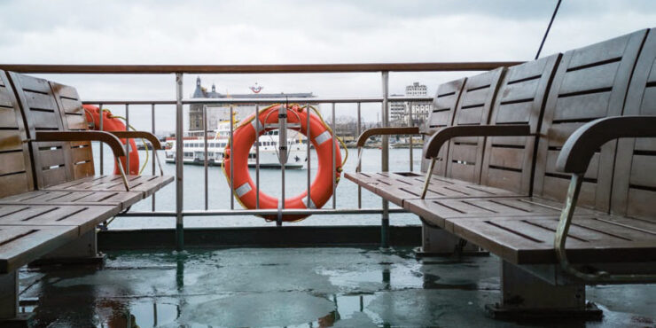 Die Reling auf einem Schiff mit einem Rettungsring