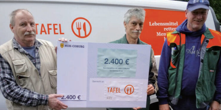 Mitarbeiter der HUK Coburg übergeben den Spendenscheck an die Tafel Kiel